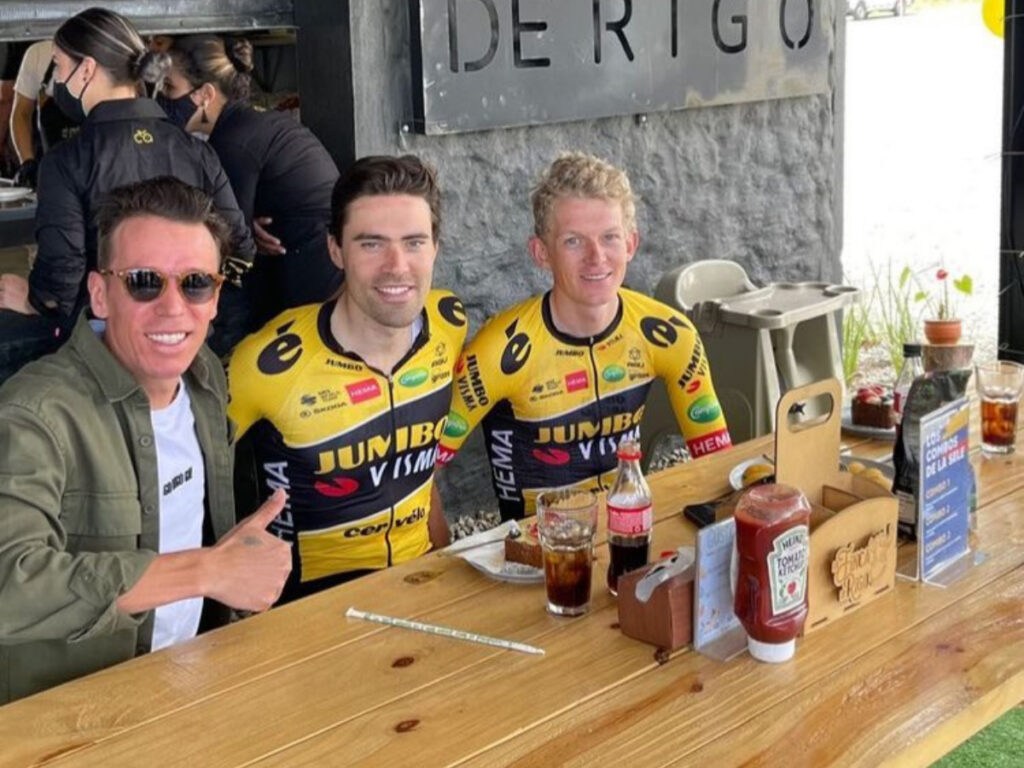 Rigoberto Urán comiendo con Tom Dumoulin y Bowman