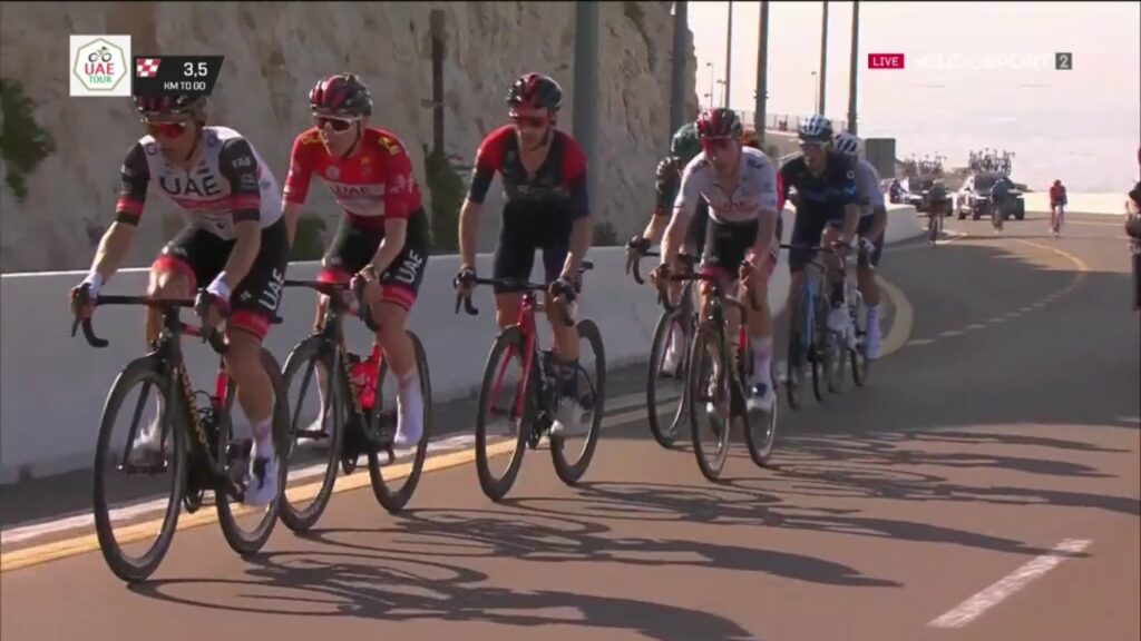 Tadej Pogacar en el pelotón UAE Tour