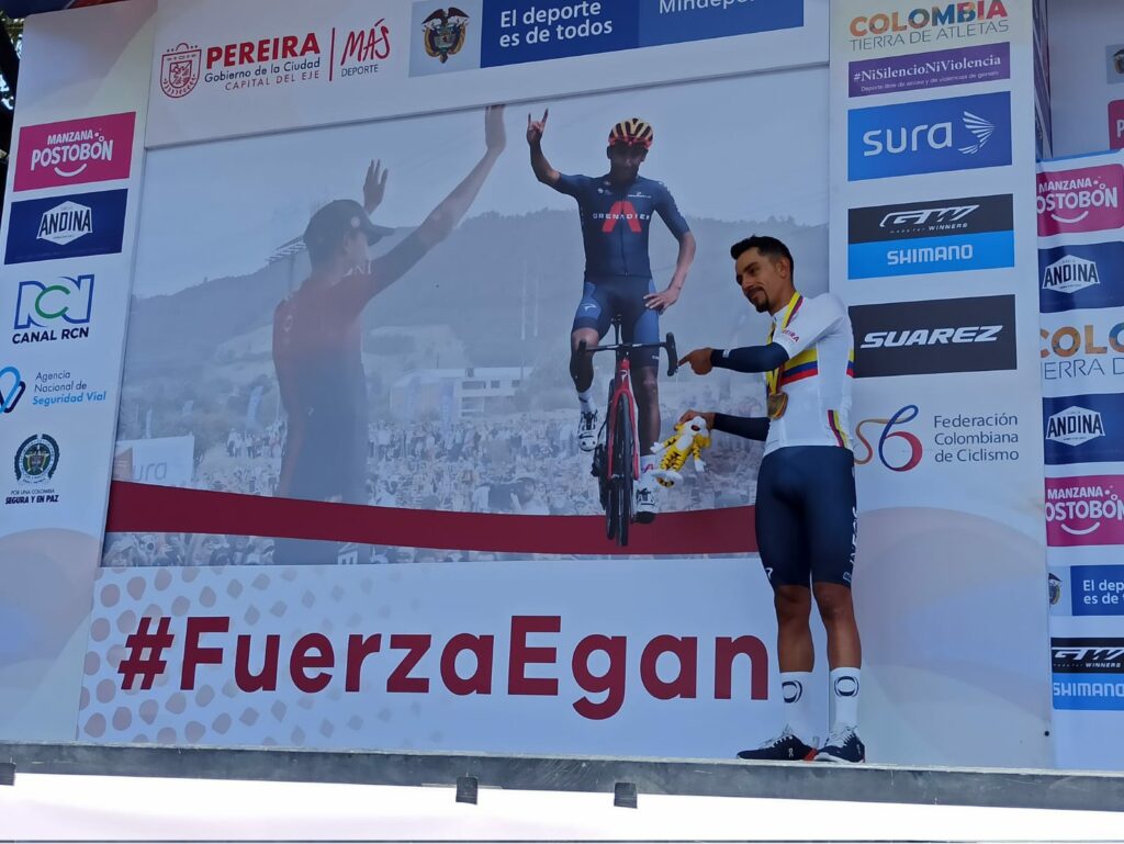 Con homenaje a Egan Bernal, Daniel Martínez celebra su título en los nacionales de ruta de Colombia 2022