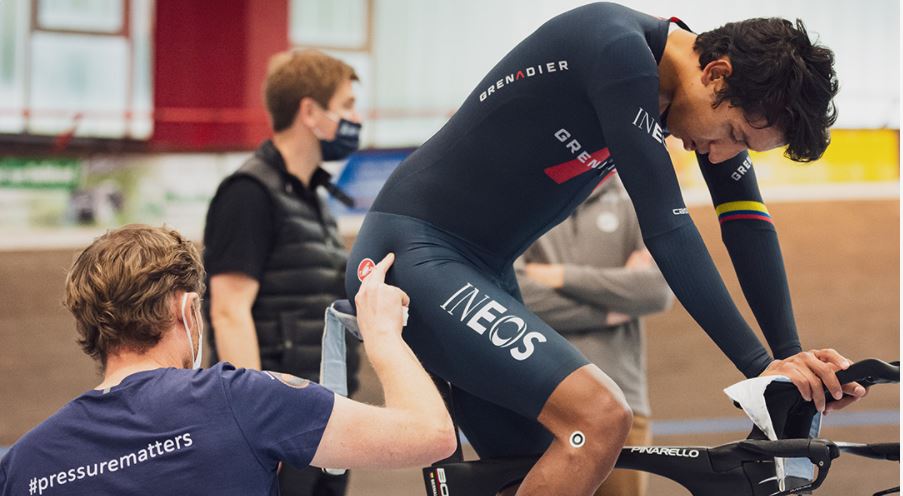 Egan Bermal entrena posición crono