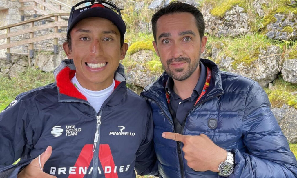 Egan Bernal acompañado de Alberto Contador