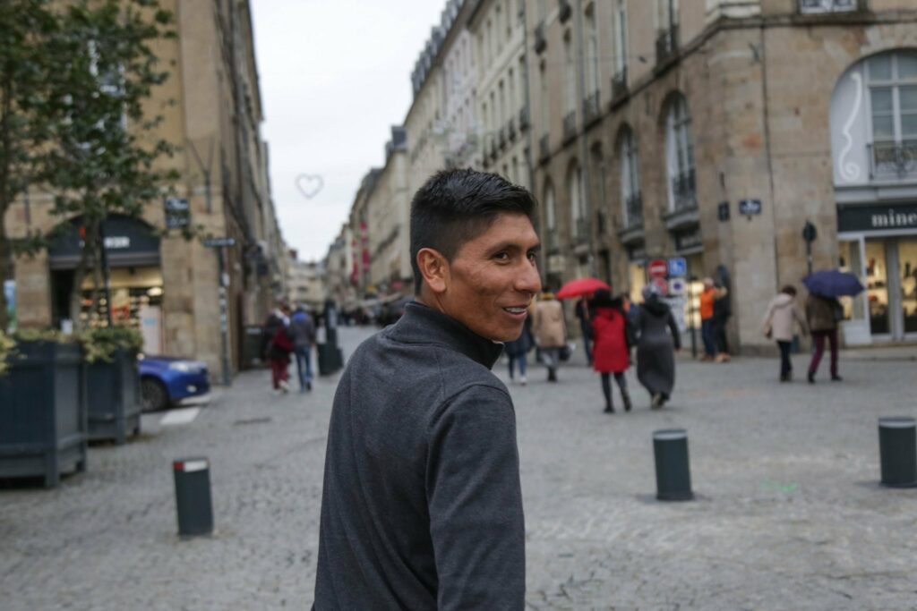 Nairo Quintana caminando ciudad