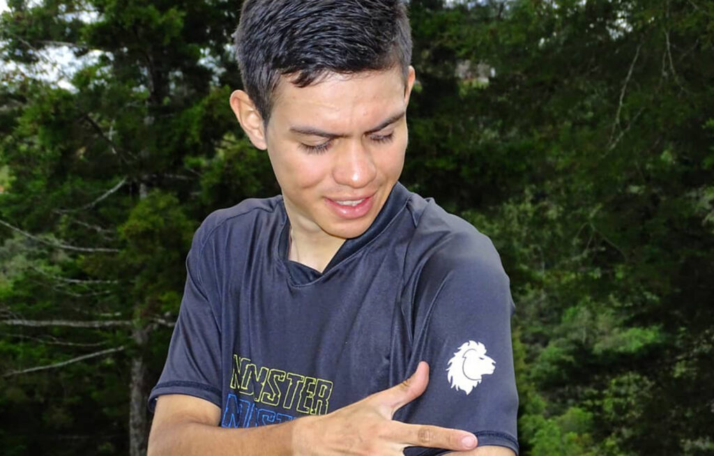 SERGIO HIGUITA con camiseta de su marca