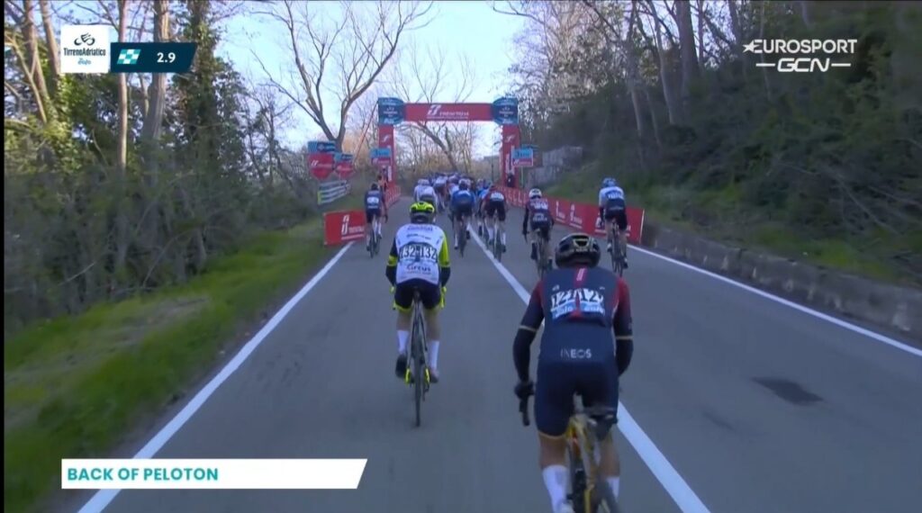 Richard Carapaz se queda