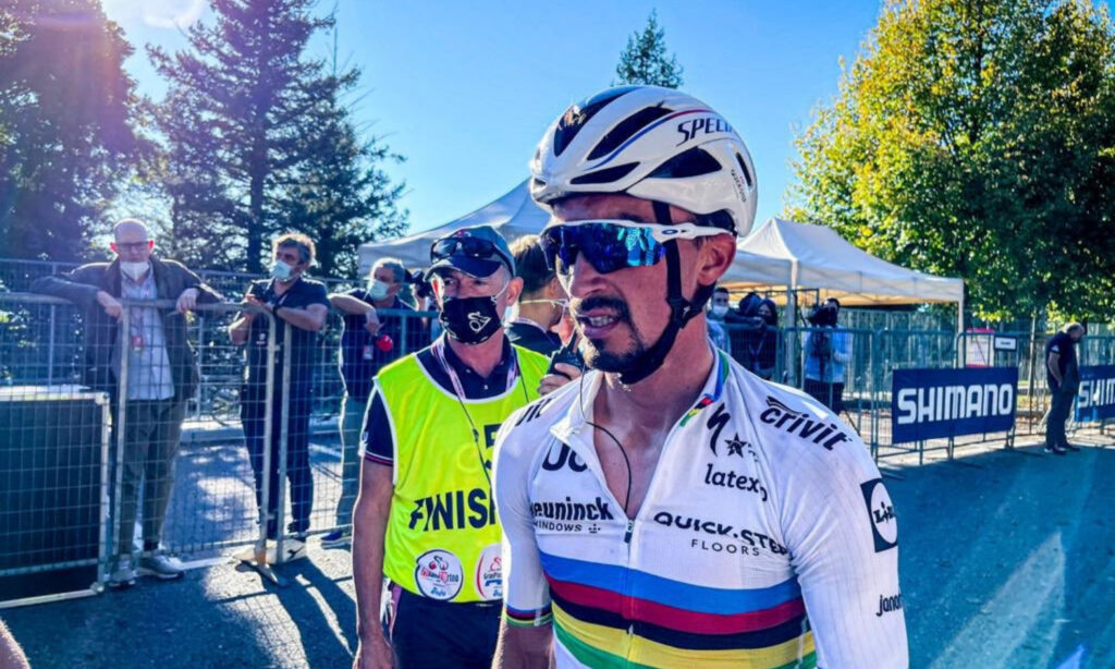 Julian Alaphilippe caminando