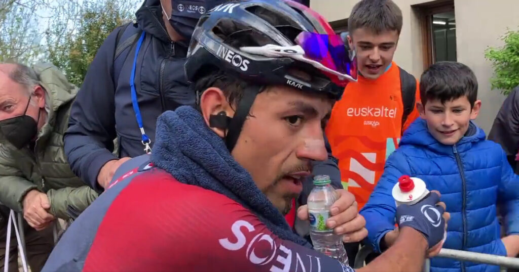 Martínez le da bidón a niño del público