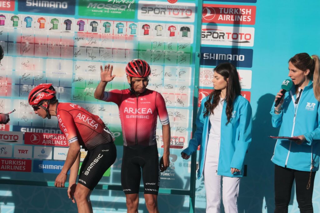 Nairo saludaala gente en presentación de equipos