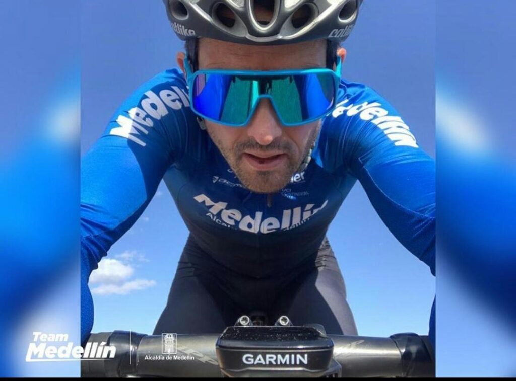 Oscar sevilla con gafas