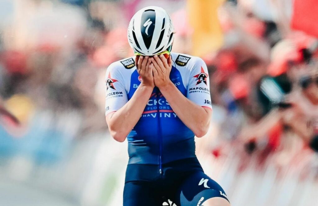 Remco Evenepoel con las manos en la cara
