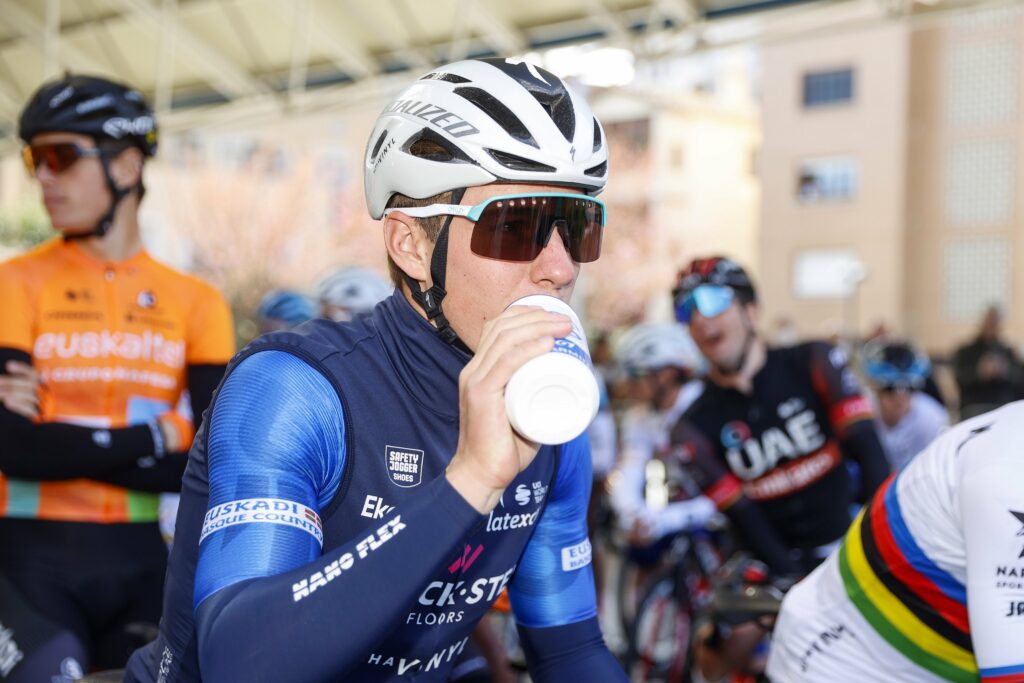 Evenepoel con el bidón del Quick Step en la boca