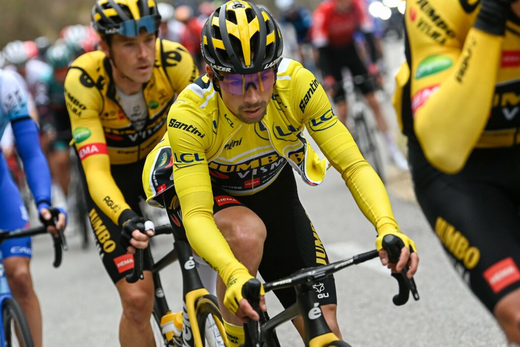 Primoz Roglic con camiseta de líder