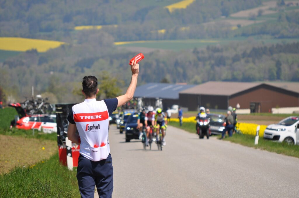 hombre del trek con bidón en la mano