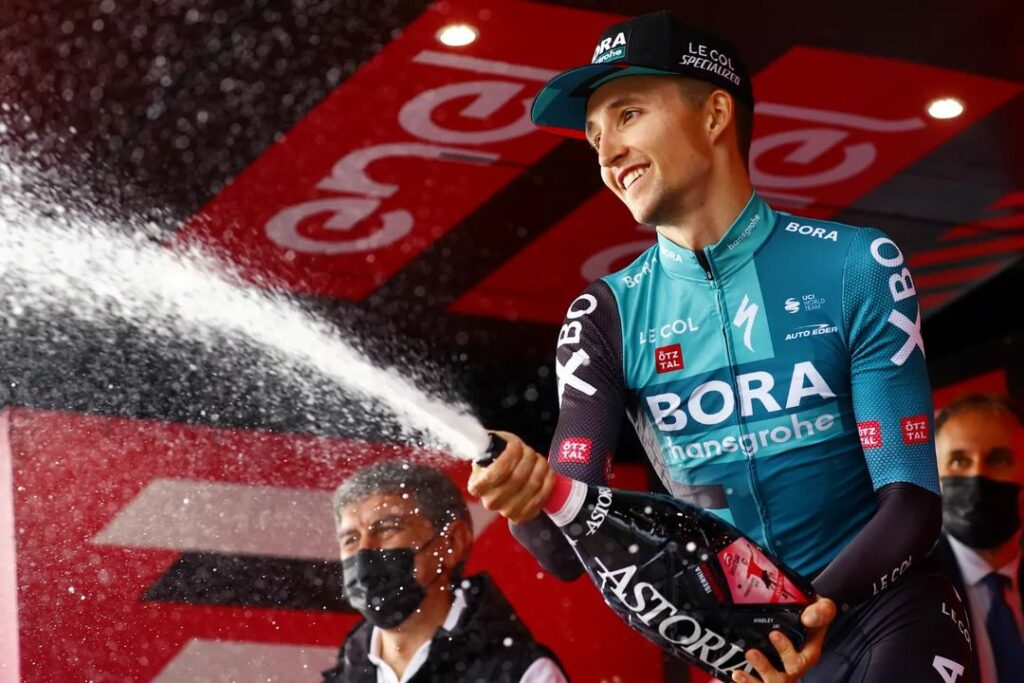 Jai Hindley celebra con botella de champagne