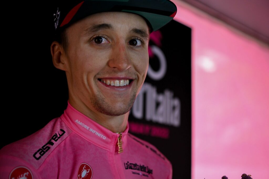 Hindley sonriendo con Maglia Rosa