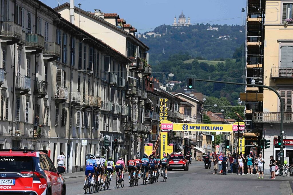 Giro de Italia 2022 pelotón adelante