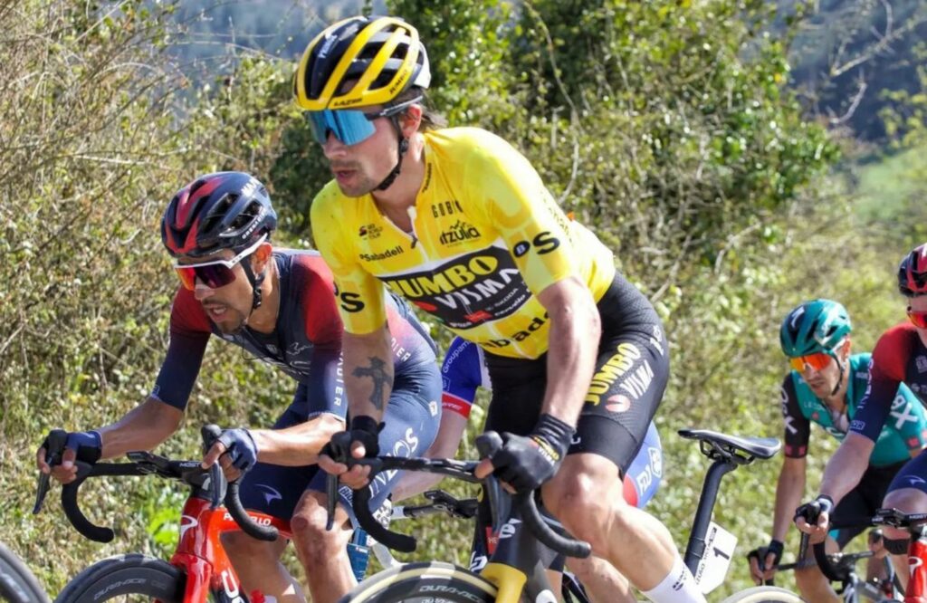 Primoz Roglic en su bicicleta