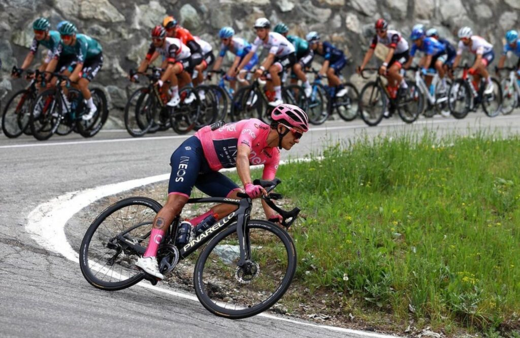 Richard Carapaz se desplaza