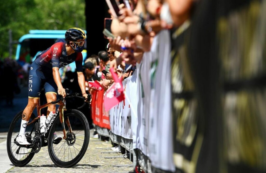 Richard Carapaz con el público