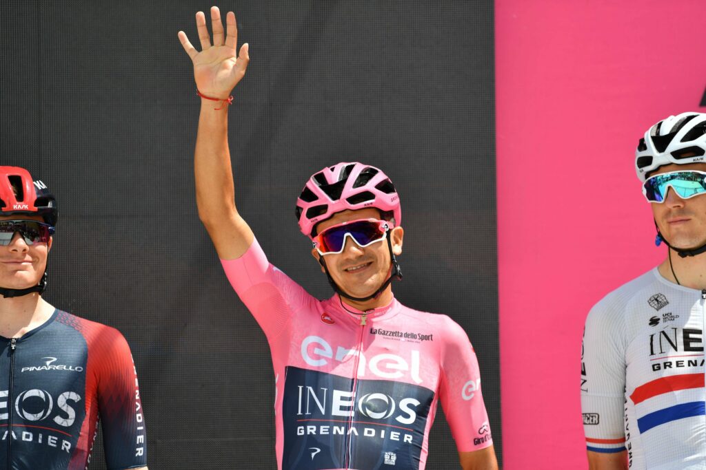 Carapaz saludando con la Maglia Rosa