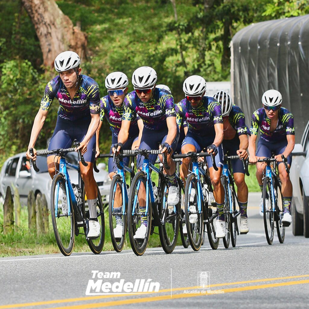 Team Medellín agrupado en lote