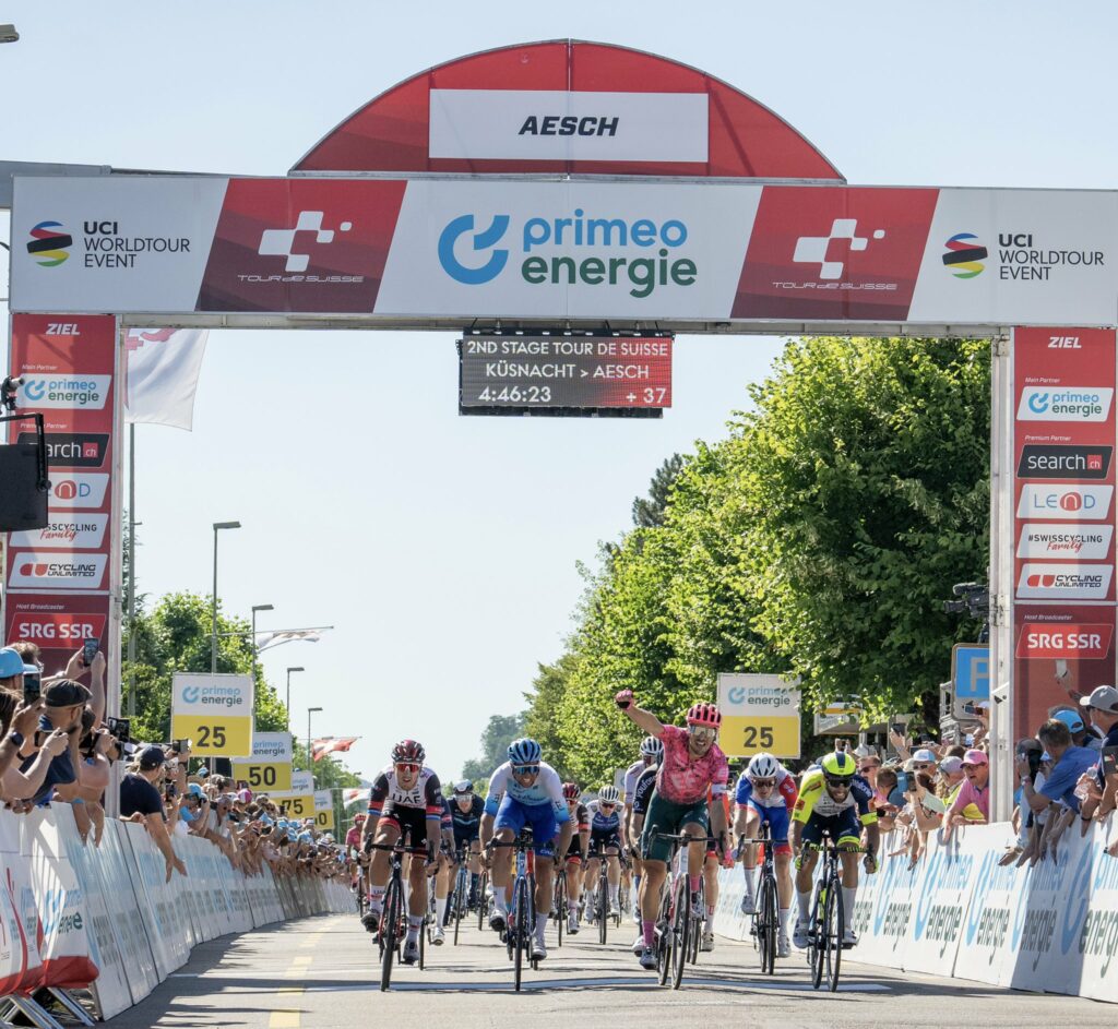 Bettiol llegando a la meta de segundo