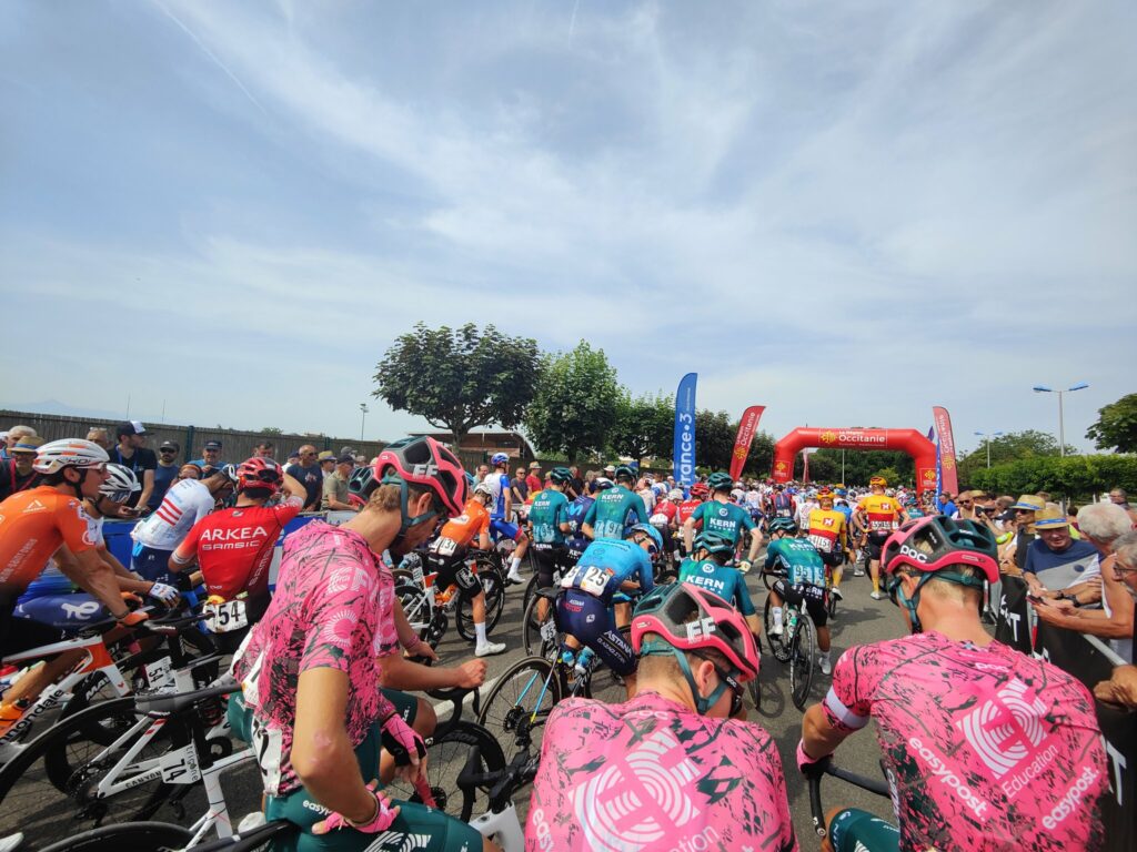Ciclistas a punto de iniciar una carrera