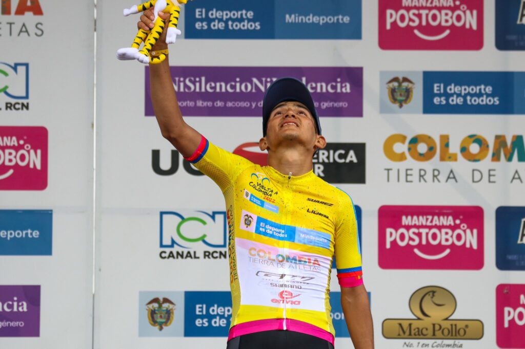 Cristian Rico mirando arriba podio Vuelta a Colombia