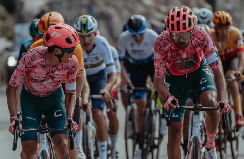 Esteban Chaves voltea en carrera