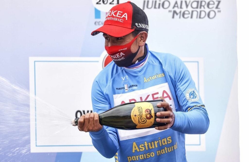 Nairo Quintana con botella en mano