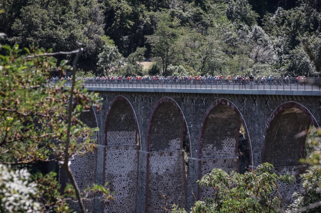 Ciclistas pasando por sobre un puente