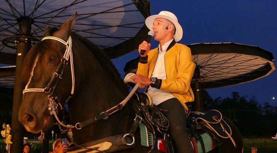 Richard Carapaz le hace gracioso comentario a Rigoberto Urán por su finca